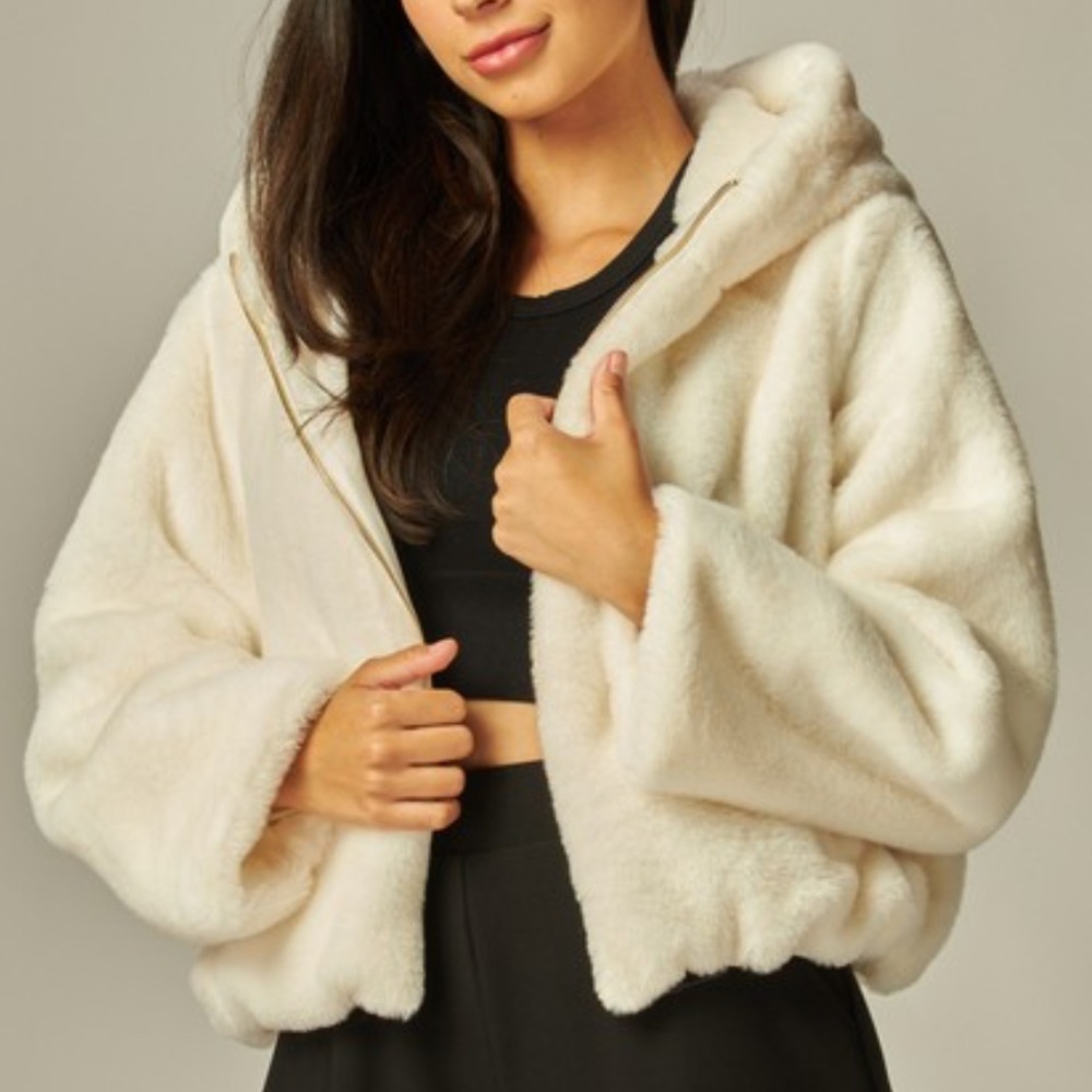 CHIC APRES SKI FAUX FUR HOODED JACKET - POCKETED - ECRU WHITE